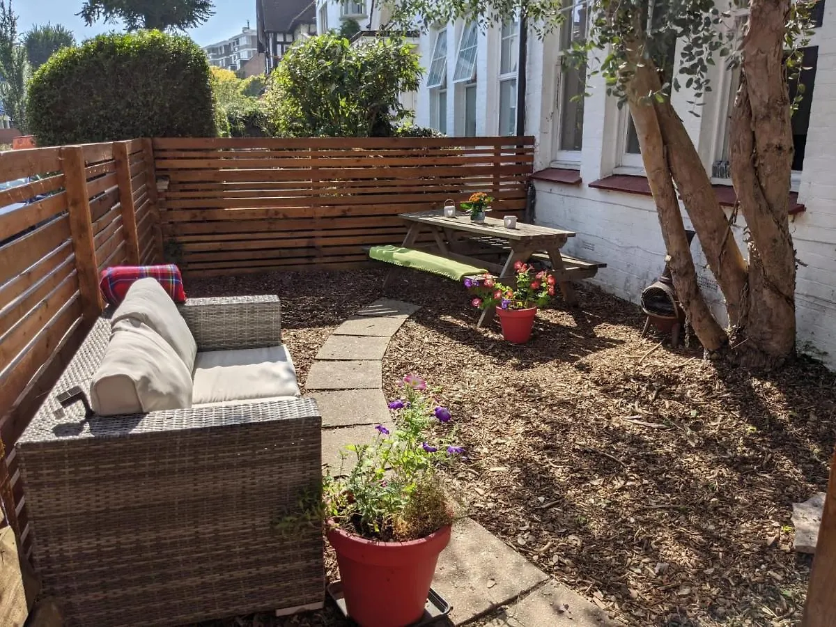 *Unique Brighton Apartment & Garden, Near Beach*